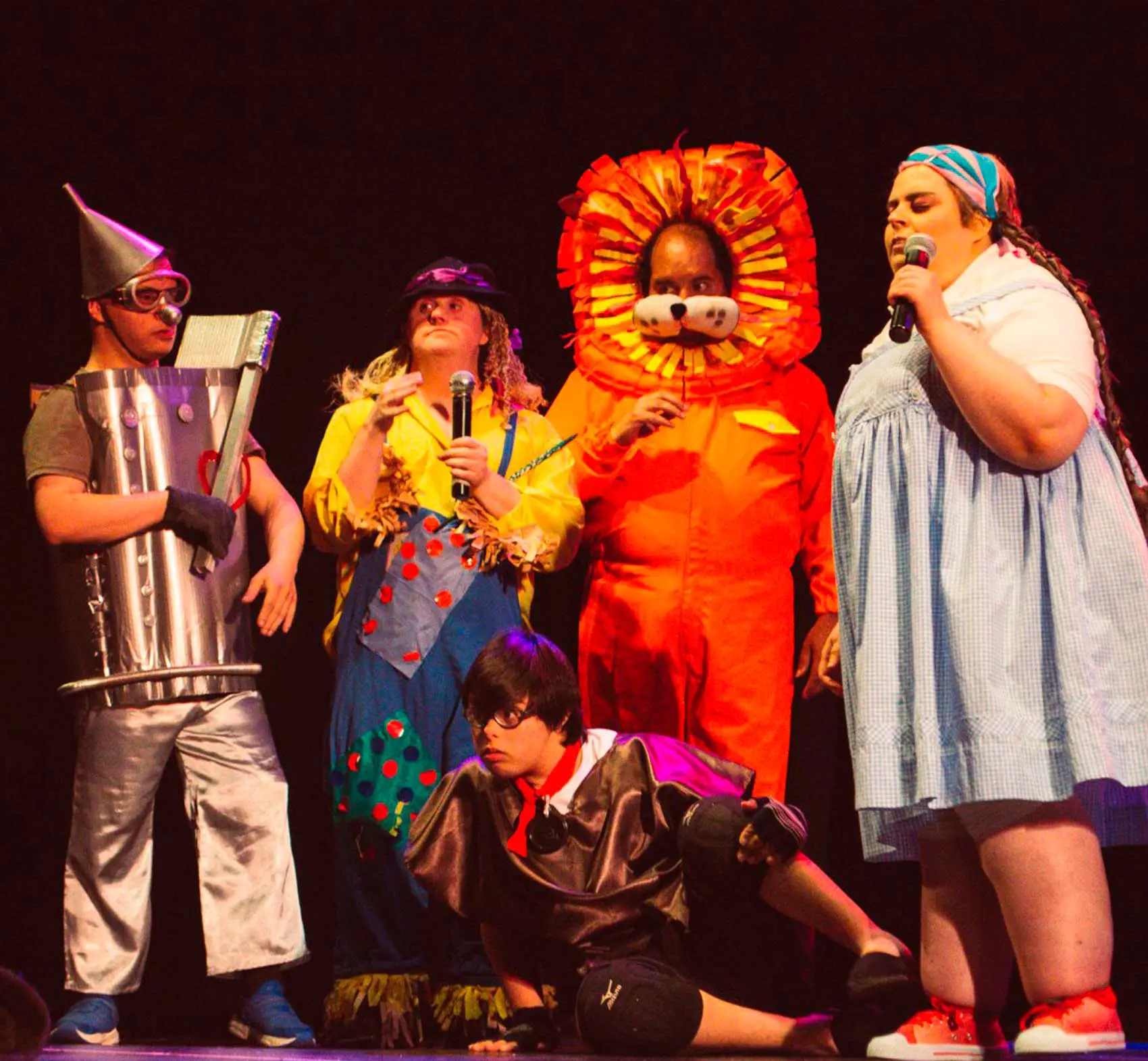 Estudiantes actuando el musical El Mago de Oz