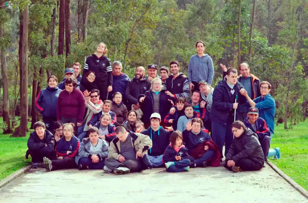 Estudiantes y educadores del centro tarobá posando para una foto en un camping.