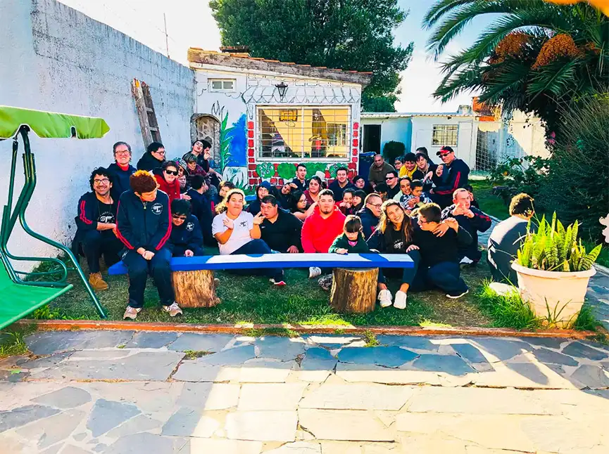 Estudiantes del Centro Tarobá posando juntos, uniformados, en el patio del centro