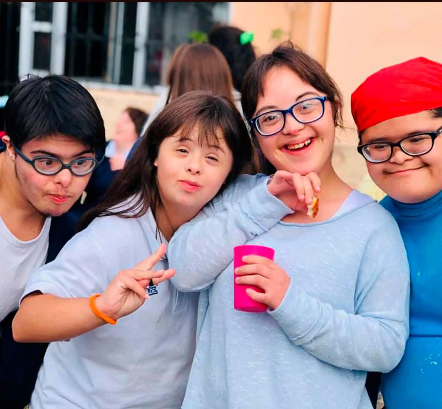 Personas con síndrome de down sonriendo a cámara