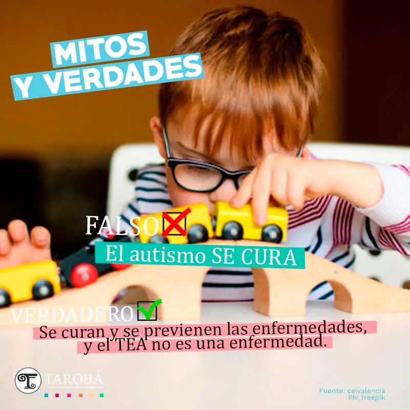 Niño jugando con autitos