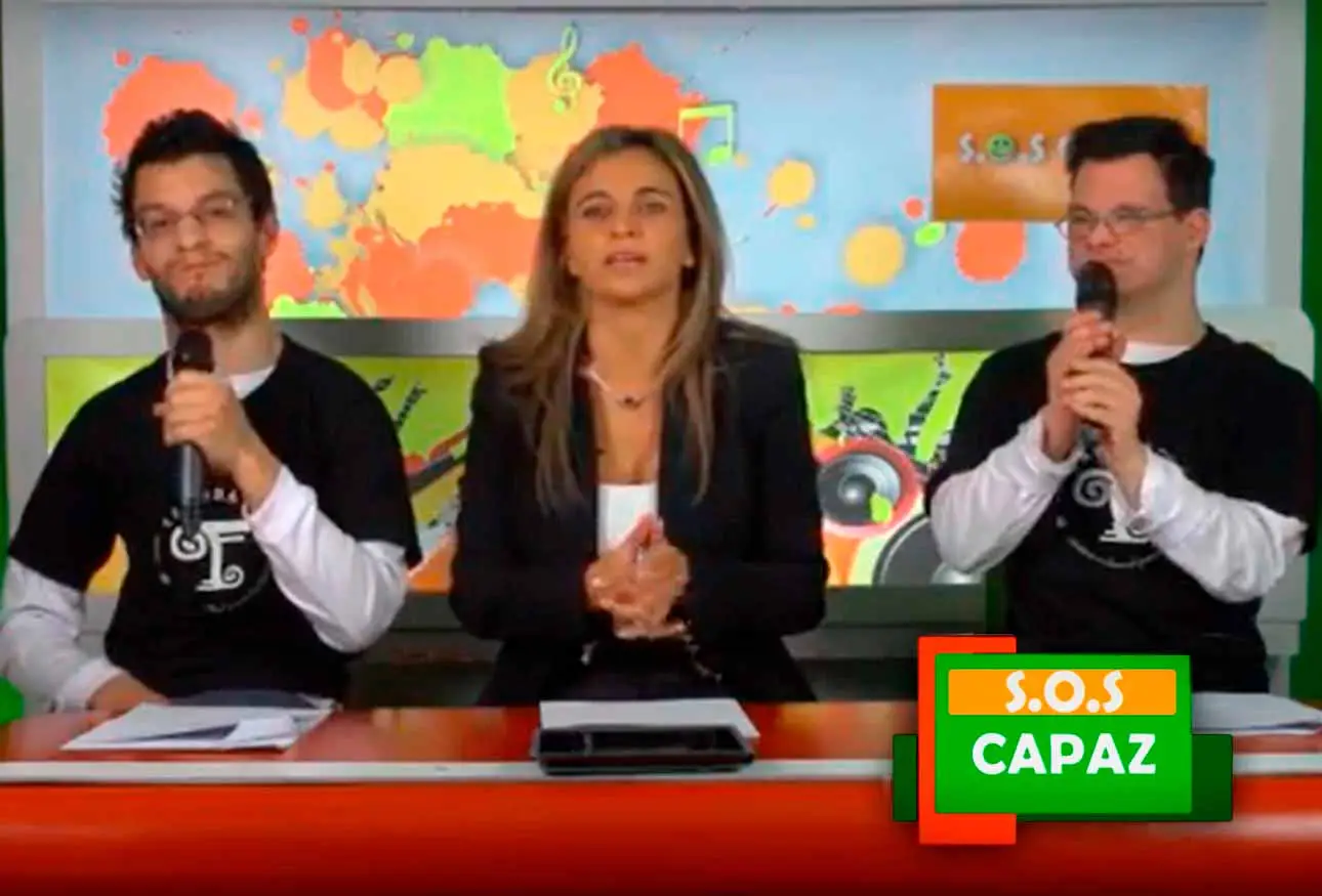 Personas con discapacidad conduciendo un programa en estudio de Tv con micrófono en mano.