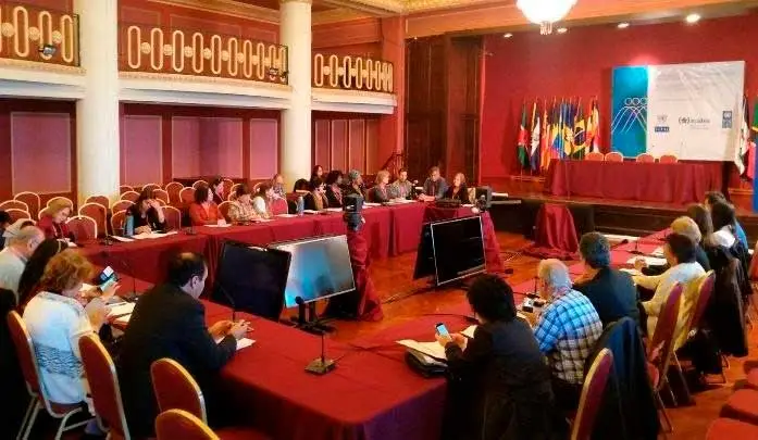 Sala roja con muchas personas en congreso Cepal
