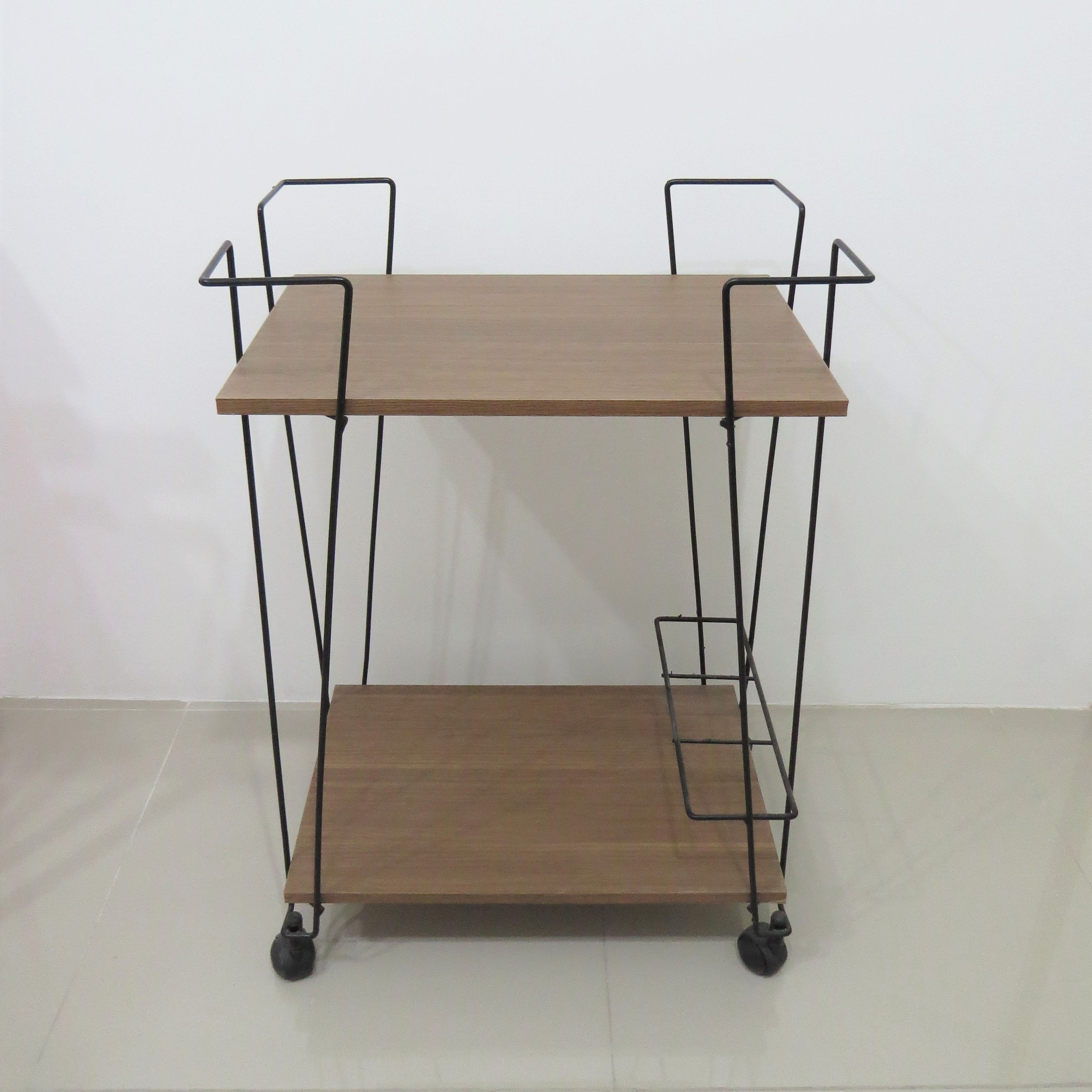 Carrinho de Bar Preto e Rústico