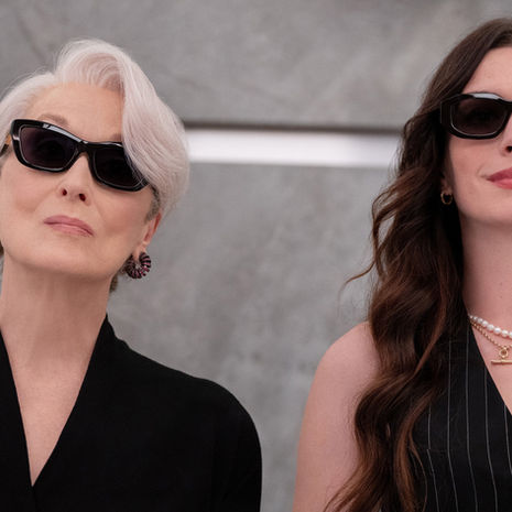 "O Diabo Veste Prada 2" retorna vestindo os cenários da crise no jornalismo, indústria da moda e a era digital