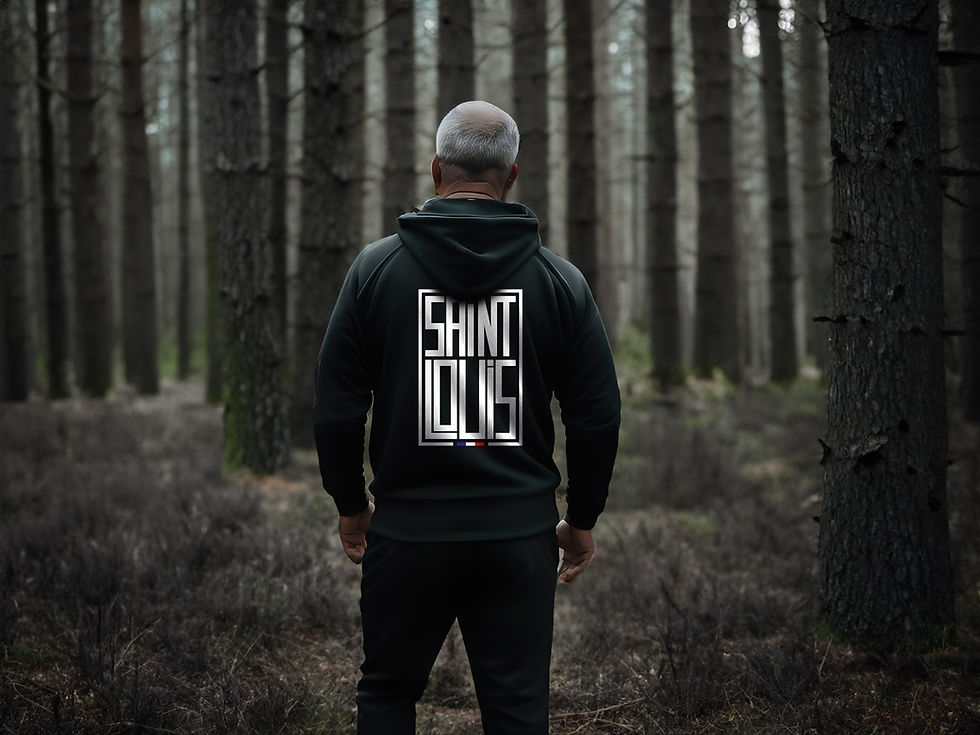 Miniature : Homme âgé portant le hoodie "Alphonse" noir de dos