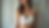 Vista frontal de paciente sonriente después de breast lift y body contouring