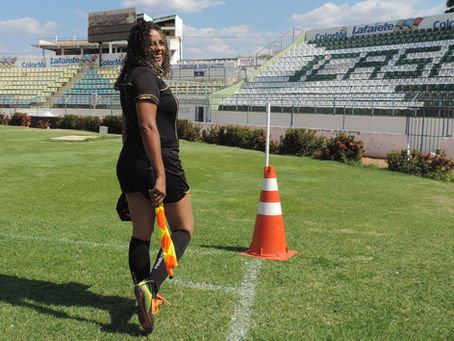 Bandeira e cabeça erguidas: Edilaine Dantas nos campos de futebol