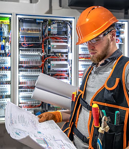 eletricista-masculino-trabalhar-no-painel-eletrico-eletricistas-masculinos-usar-macacao.jp