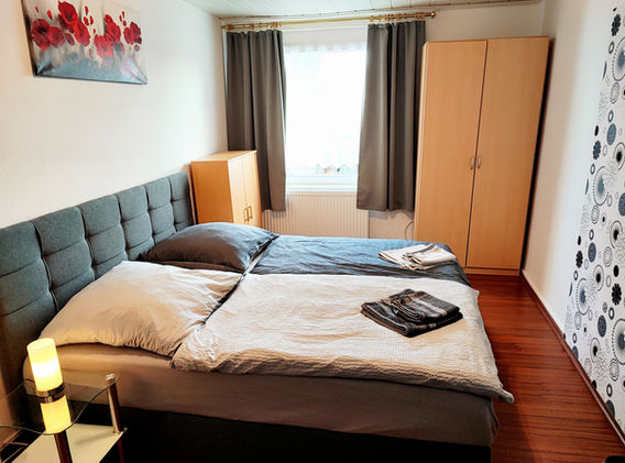 2tes Schlafzimmer mit großem Boxspringbett in der Ferienwohnung Hennings in Röbel/Müritz