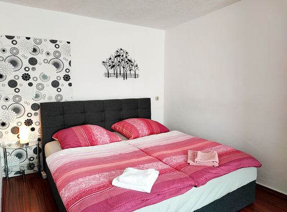 gemütliches Schlafzimmer 1 mit Doppelbett (180x200cm) in der Ferienwohnung Hennings in Röbel/Müritz