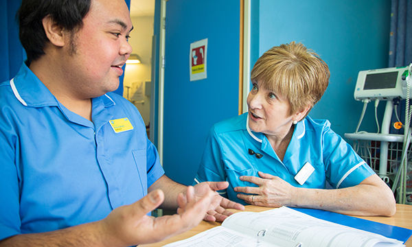 2 nurses learning English for nurses