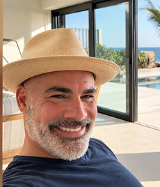 Retrato junto al mar con sombrero de paja (1).png