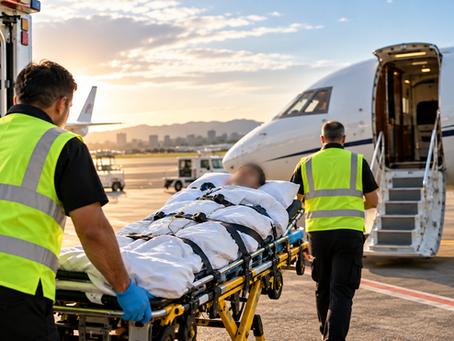 Equipe médica acompanha a logística de repatriação de um tripulante, com aeronave e ambulância ao fundo.