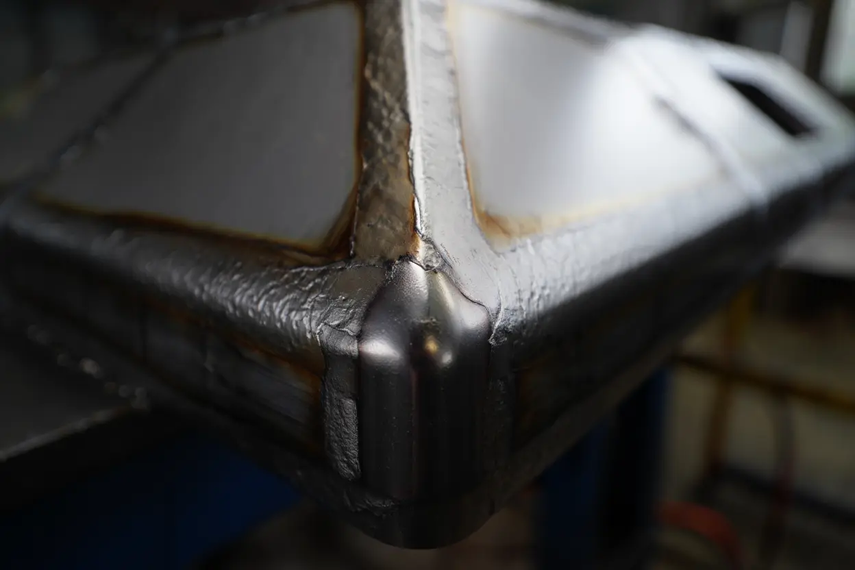 Comparaison avant-après d'une soudure inox décapée