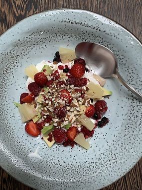 MORGENBOWLE M. AVOCADO, BÆR, NØDDER OG FRØ