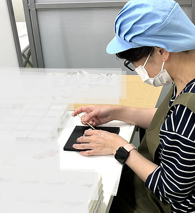 プライドの請け負う精密部品(機器メーター)の組立風景。流れ作業ではなく、単独で完結。マイペースで作業できる