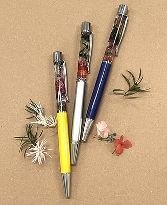 プライド手芸部で製作したハーバリウムボールペン。ドライフラワーを使って、個性的な一品。