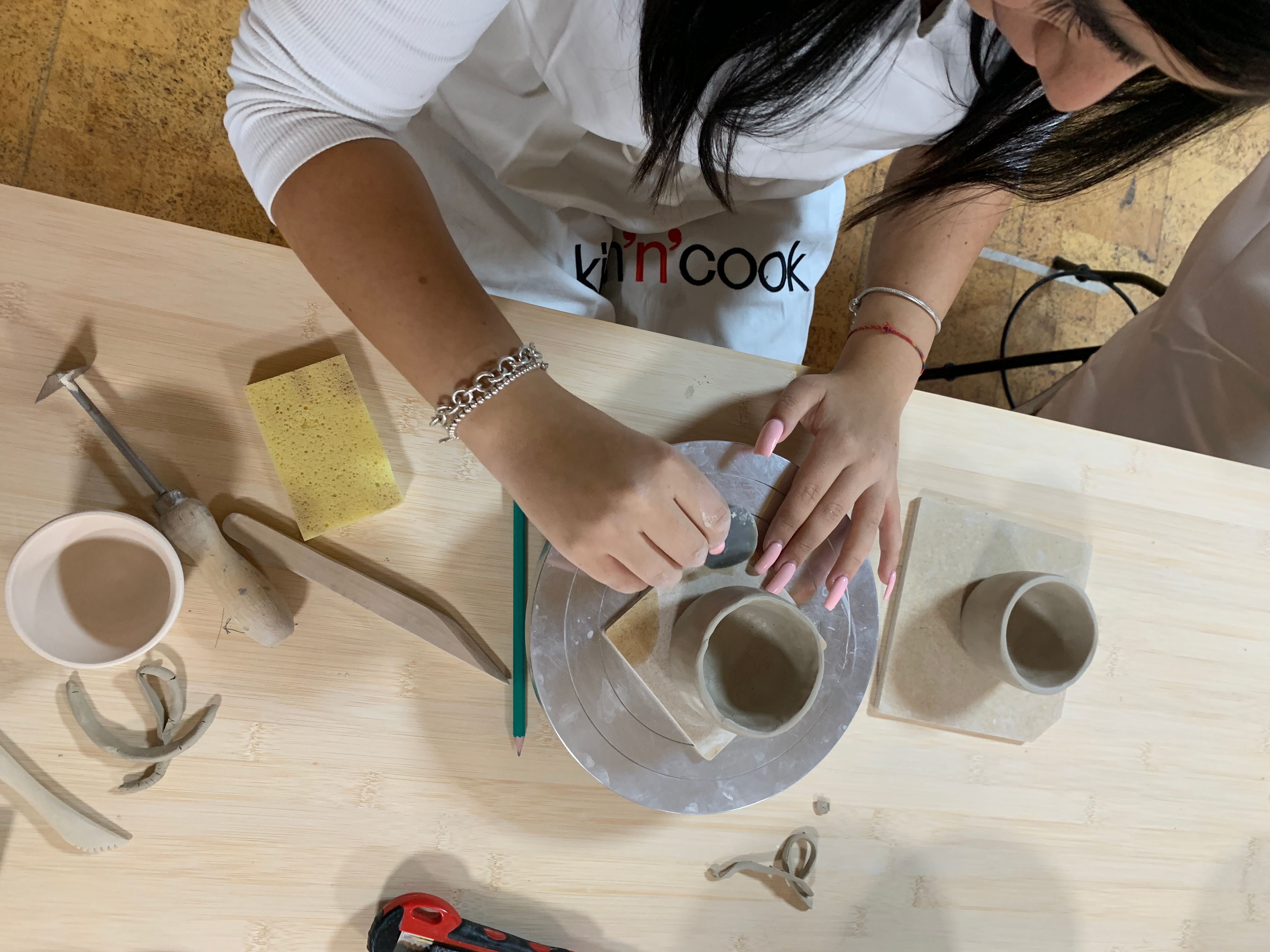 Frauen und Männer am töpfern