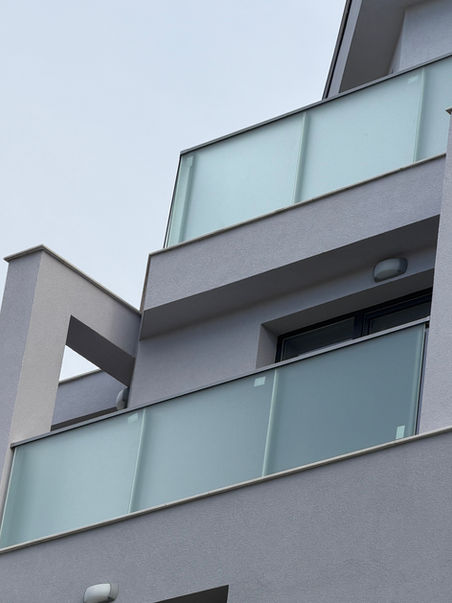 Алуминиев парапет Arena GlassLine 100 с матирано стъкло на модерен балкон