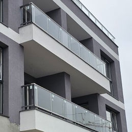 Стъклен парапет Arena GlassLine 100 на жилищна сграда в София