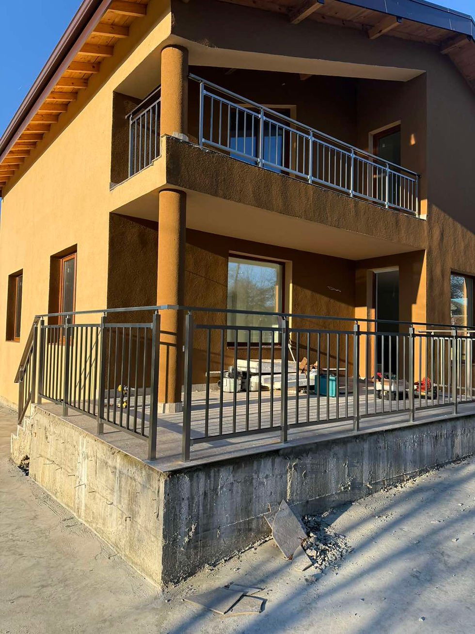 Миниатюра: Modern aluminium terrace railing Arena RailLine SL11 – vertical bar design