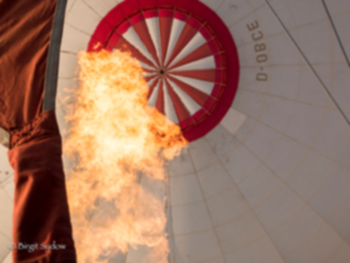 Blick mit Feuer in das innere des Ballons