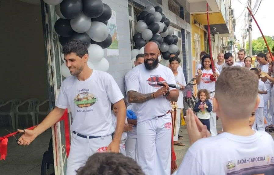 Integrantes da AIDÊ celebram a inauguração da nova sede com corte de faixa no bairro Bethânia, Ipatinga.