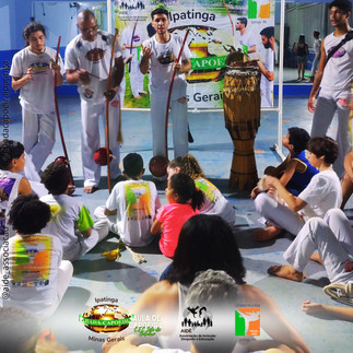 Alunos do Projeto Lutando Pela Vida em aula de capoeira no Centro Esportivo e Cultural Sete de Outubro.
