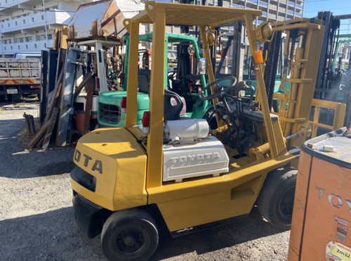 トヨタフォークリフト2トン。 アンジーと3つのレバー 