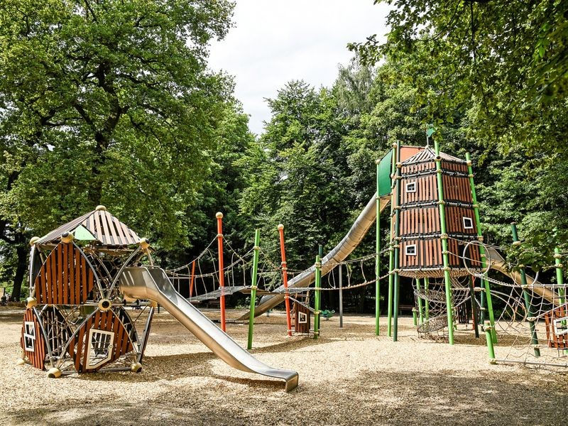 Großer Waldspielplatz in Duisburg-Wedau mit Klettergerüsten, Rutschen und Spielbereichen für Kinder
