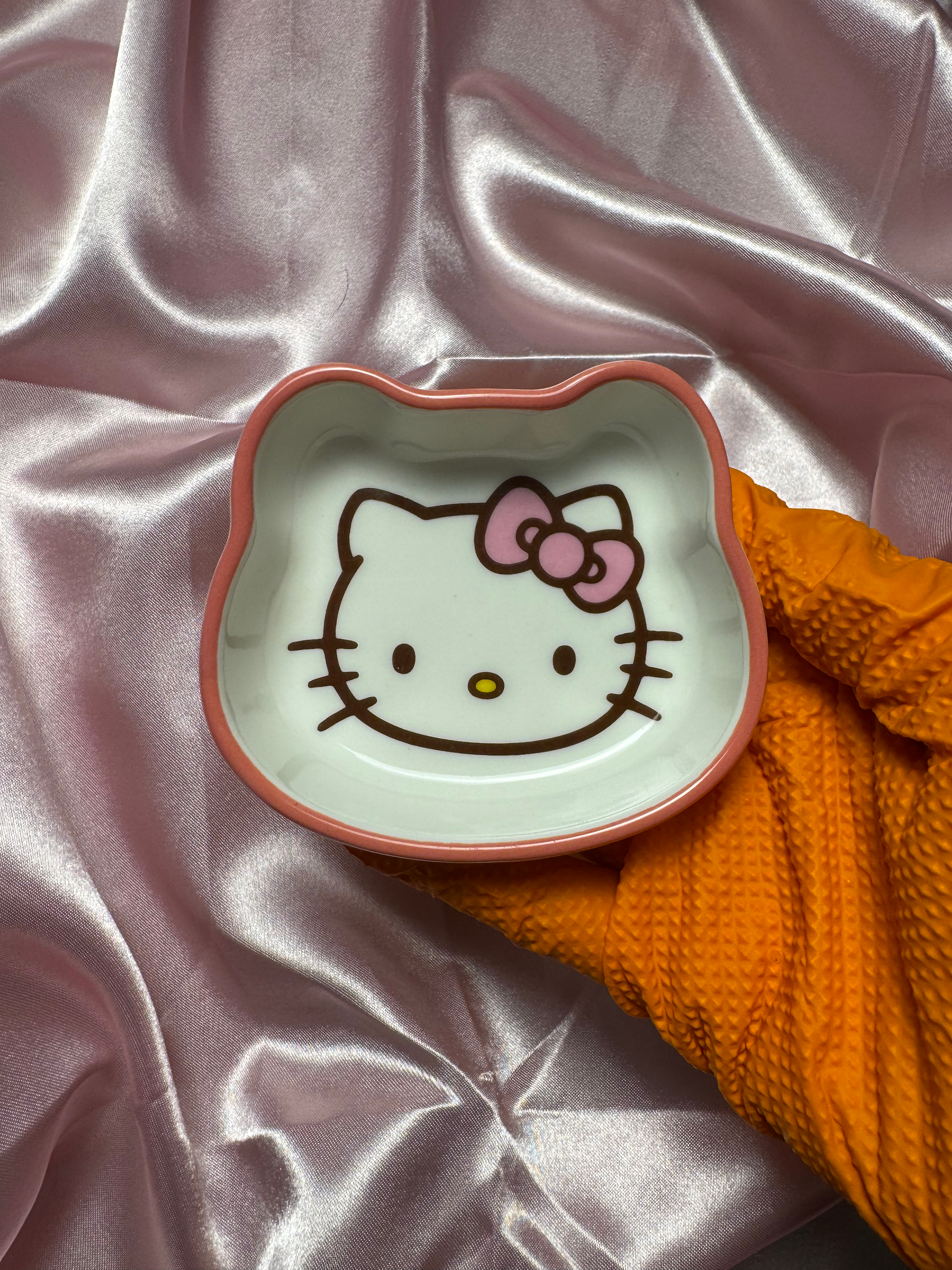 hello kitty ash tray 