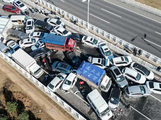 Niebla en china causó el choque de 200 vehículos