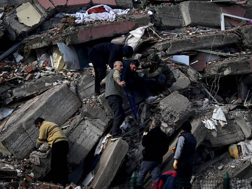 Asciende a 5.000 el número de muertos tras el terremoto en Turquía y Siria