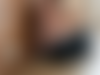 Niña muere electrocutada en Brasil cuando usaba su celular mientras cargaba