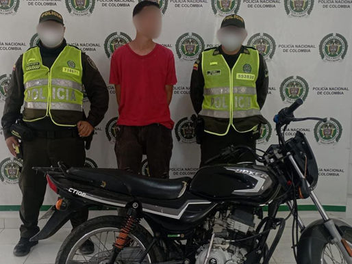 Sujeto es capturado cuando llevaba halada una motocicleta