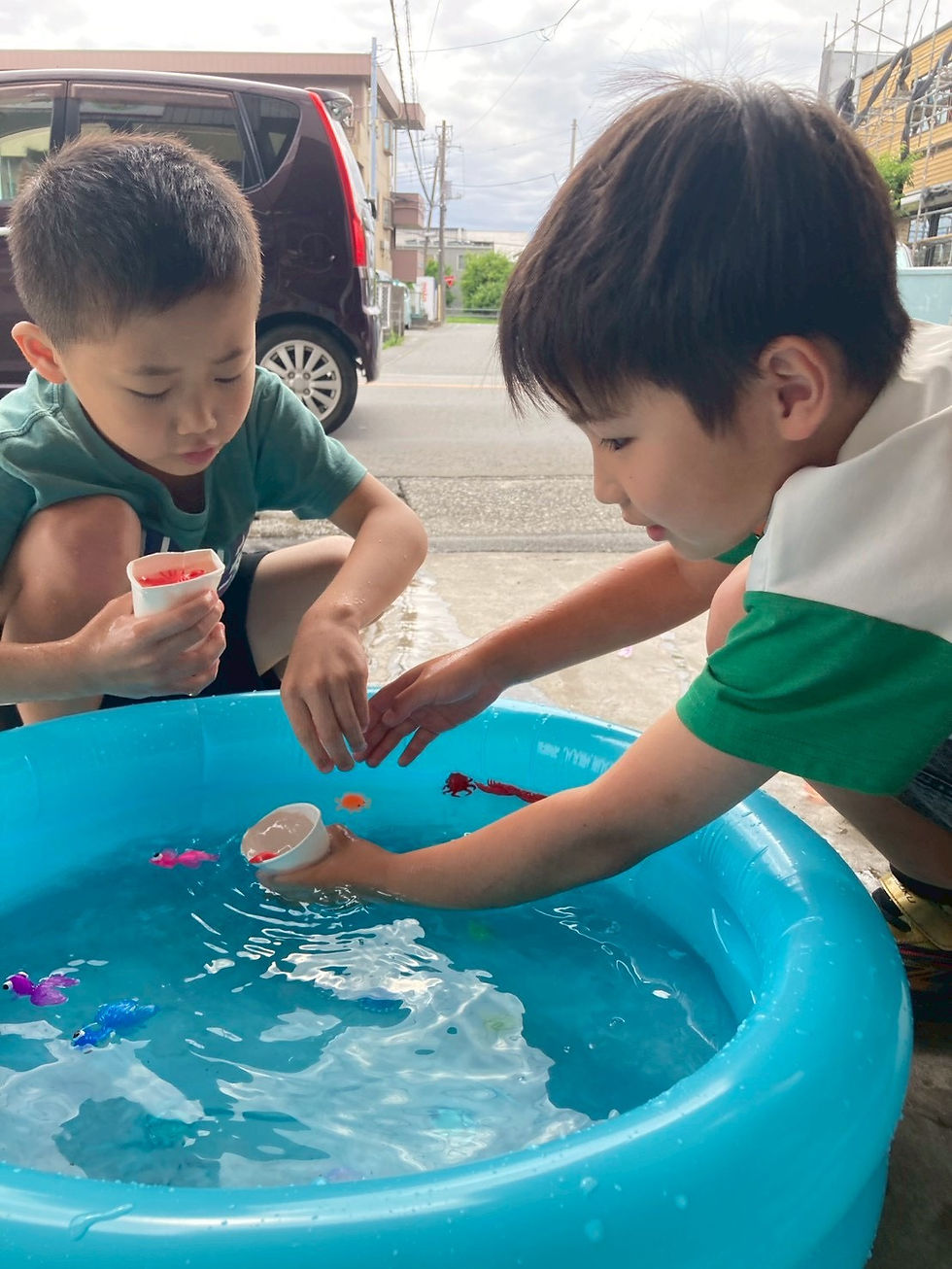 水遊びで金魚すくいを楽しみました♪