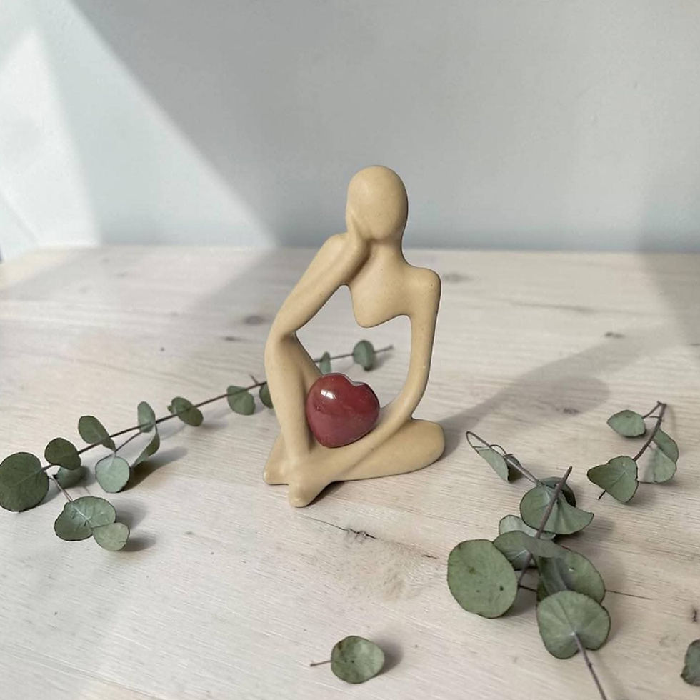 Statuette femme en Jesmonite beige intense et marc à café | Cœur Jaspe Breschia