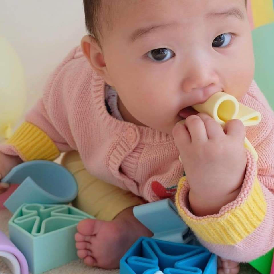 Miniature : jeu éducatif Dëna 6 enfants + 6 maisons en silicone | Pastel