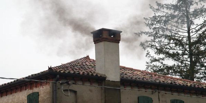 Da oggi nuove restrizioni per stufe, caminetti, caldaie a legna e a pellet