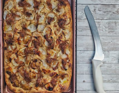 FOCCACIA RÚSTICA DE PAPA Y CEBOLLAS ACARAMELIZADAS. 