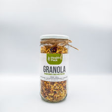 ngredientes: Avena en hojuelas, miel de abeja, semillas de girasol, semillas de ajonjolí, semillas de sésamo, coco rallado, castañas, almendras, cashues, arándanos, piña deshidratada, mango deshidratado y cúrcuma en polvo.