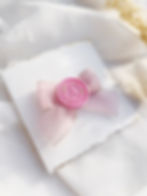 Brosa martisor handmade cu fundita din organza roz si sigiliu de ceara roz