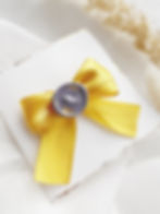 Brosa martisor handmade cu fundita galbena din satin si sigiliu de ceara mov