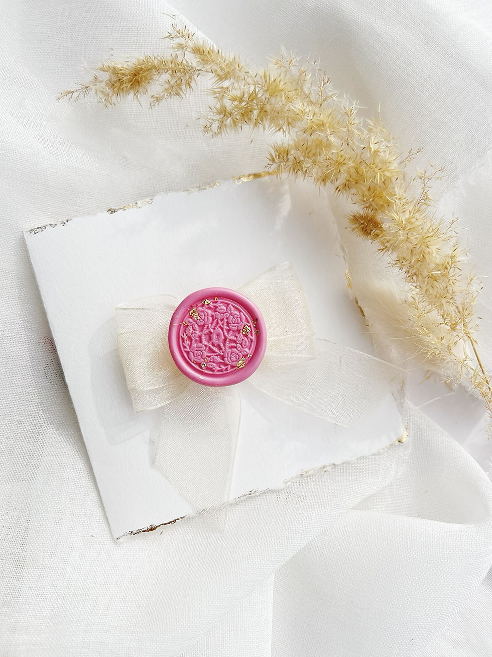 Miniatură: Brosa martisor handmade cu fundita din organza ivoire si sigiliu de ceara roz