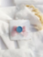 Brosa Martisor handmade cu fundita din organza roz si sigiliu de ceara bleo