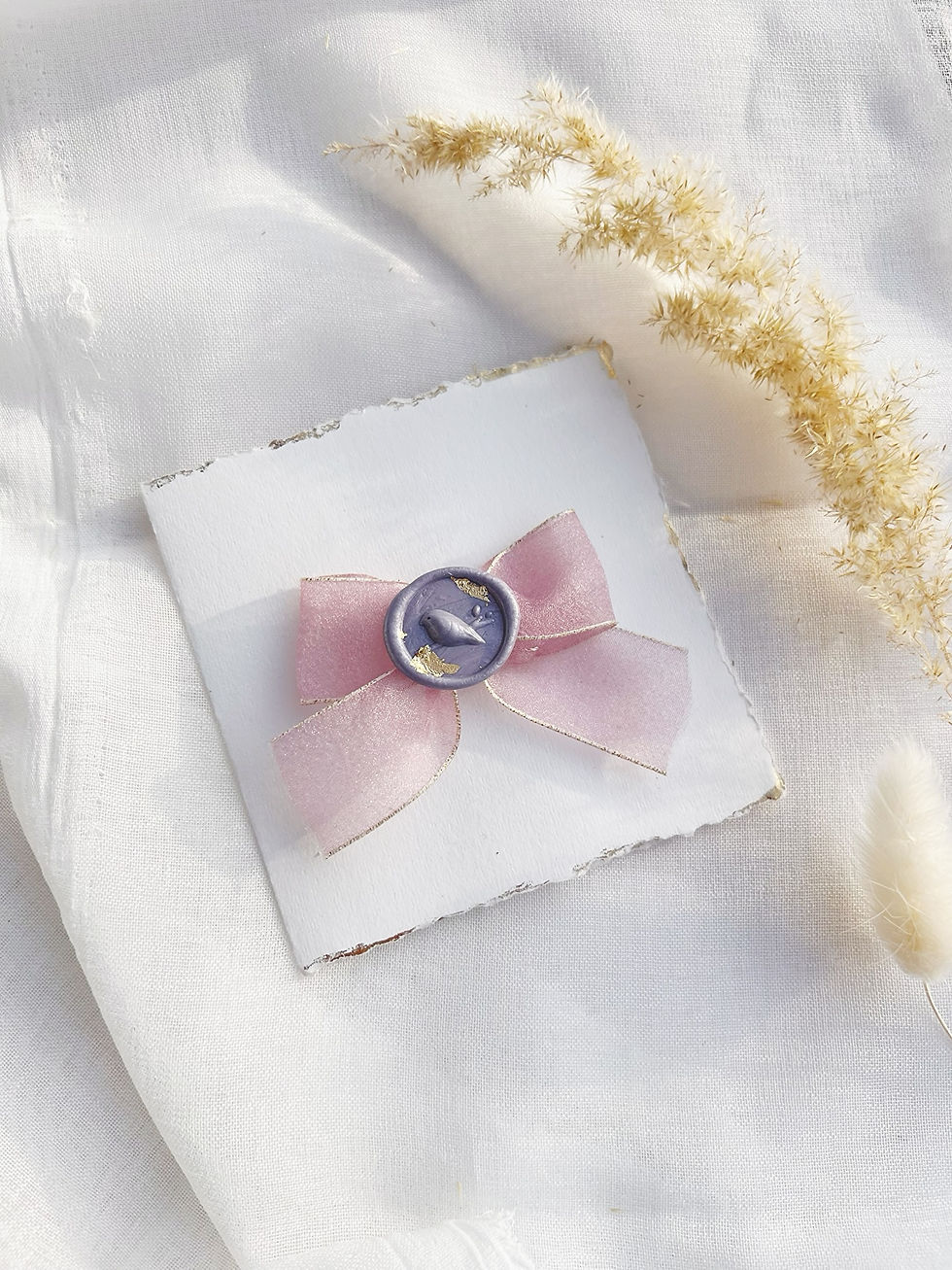 Miniatură: Brosa Martisor handmade cu fundita din organza roz si sigiliu de ceara mov