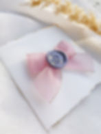 Brosa Martisor handmade cu fundita din organza roz si sigiliu de ceara mov