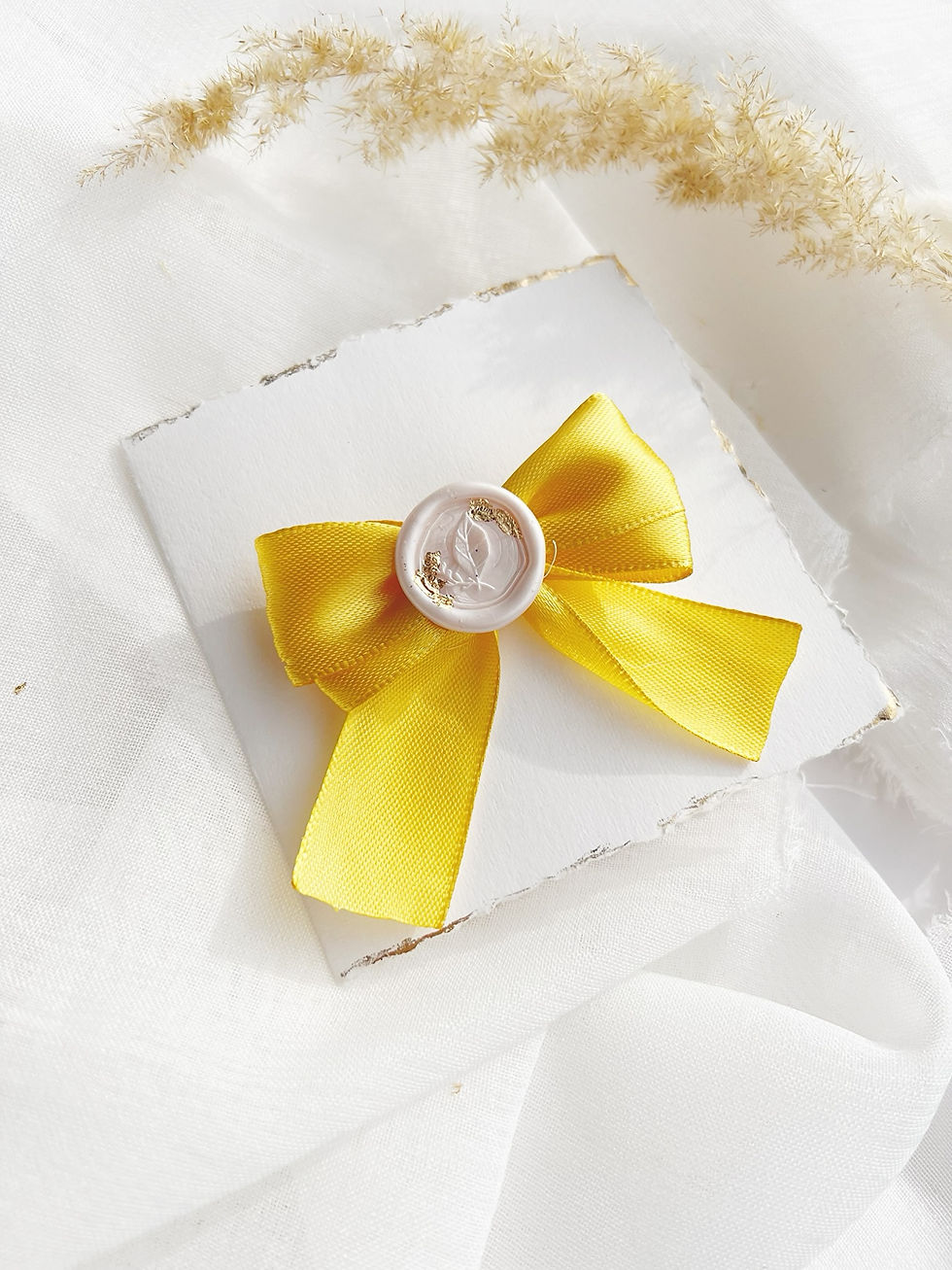 Miniatură: Brosa martisor handmade cu fundita galbena din satin si sigiliu de ceara ivoire