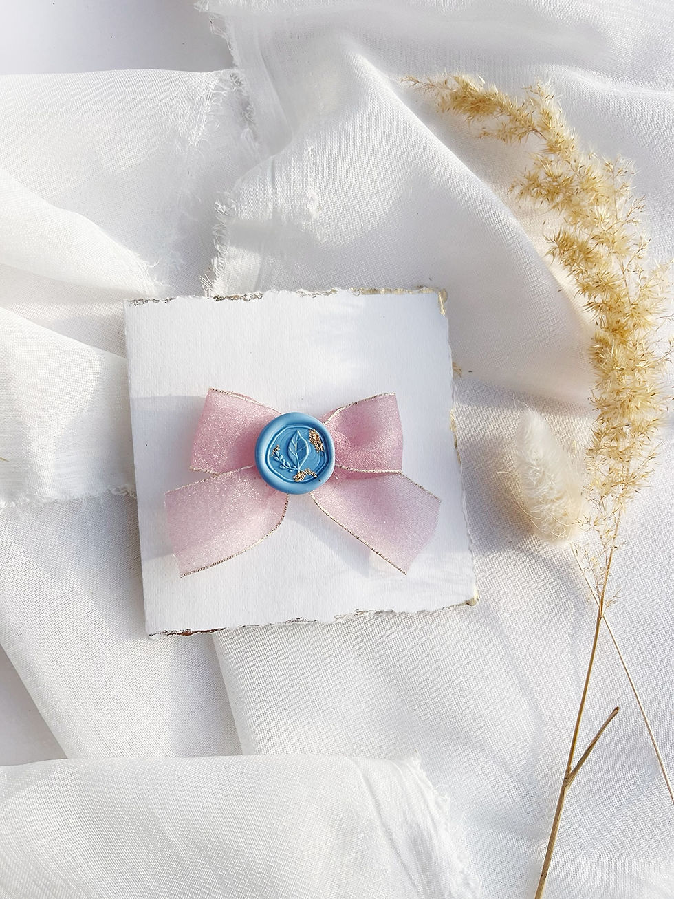 Miniatură: Brosa Martisor handmade cu fundita din organza roz si sigiliu de ceara bleo